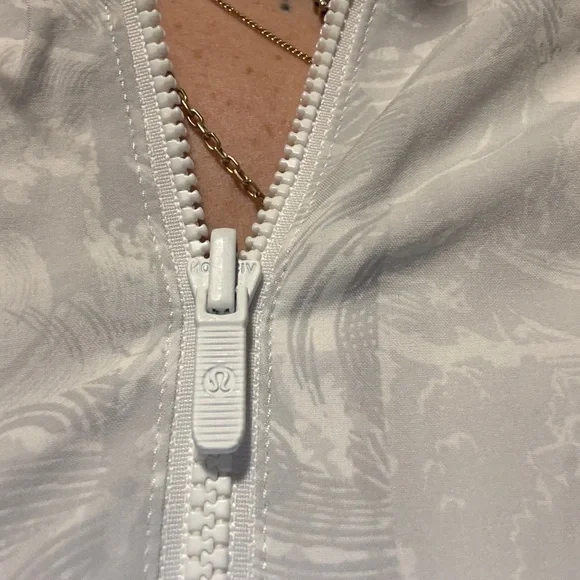 Lululemon: Women's Reversible Insulated
Windbreaker Jacket - Picture 6 of 16